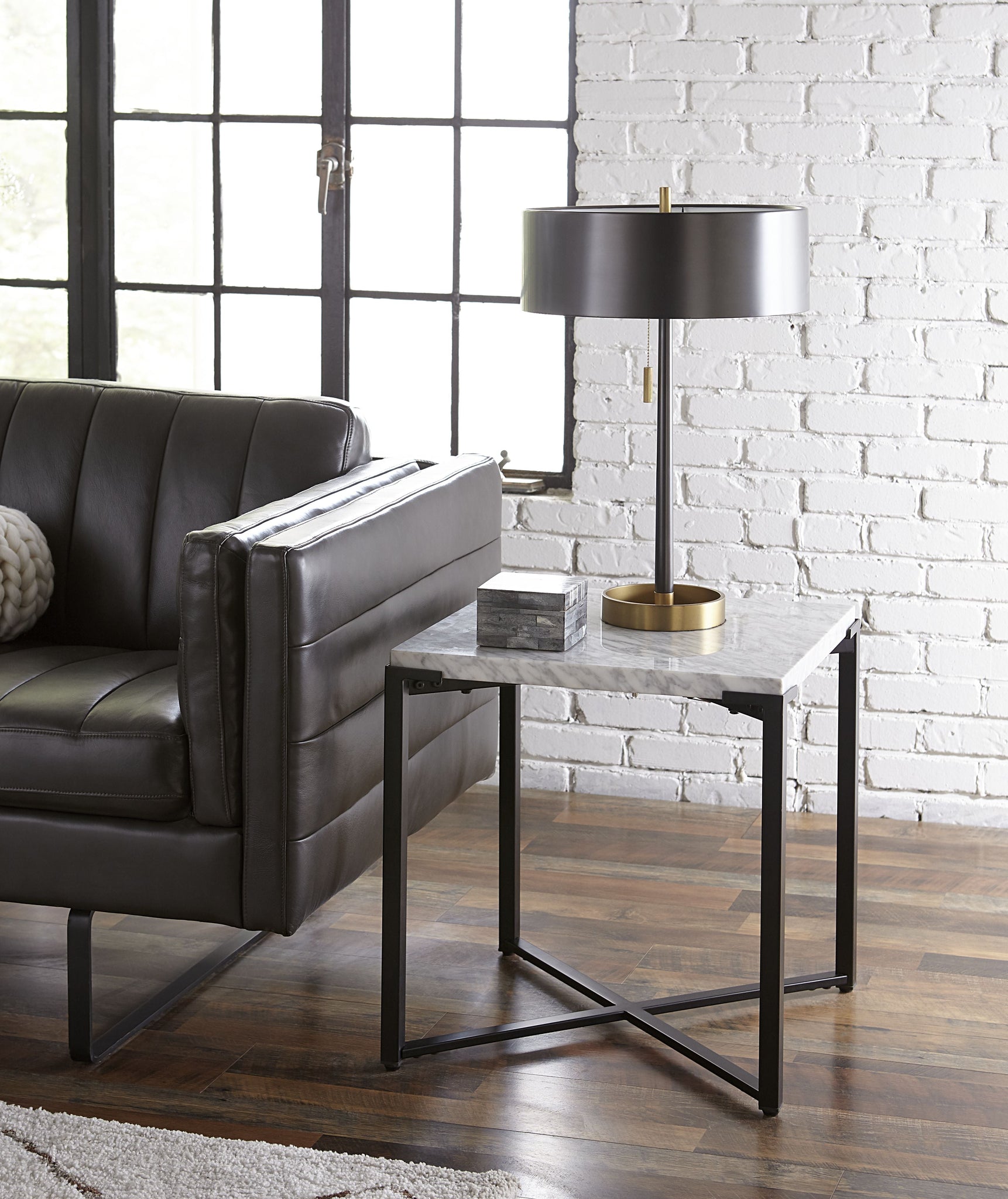 Table d'appoint Saxon en marbre de Carrare et finition noir mat