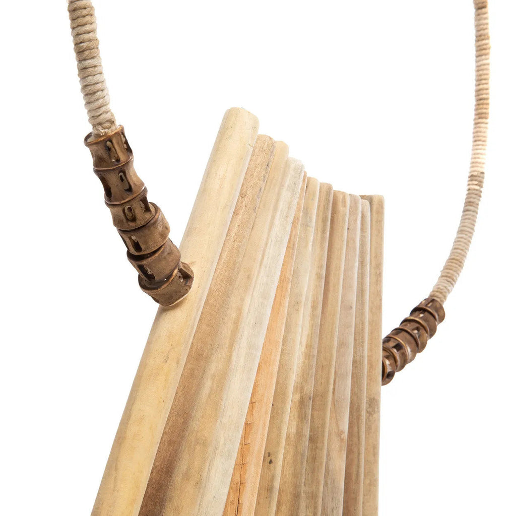 Les bâtons en bois sur support - naturel