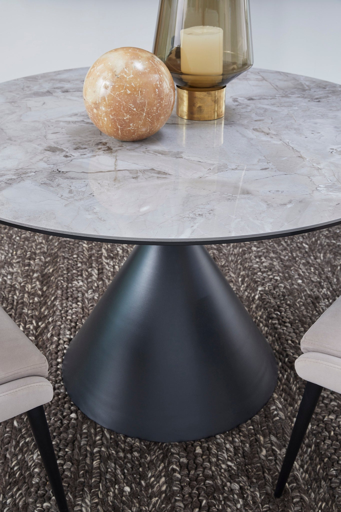 Table ronde de salle à manger Winston, plateau en pierre et piètement en métal, coloris gris
