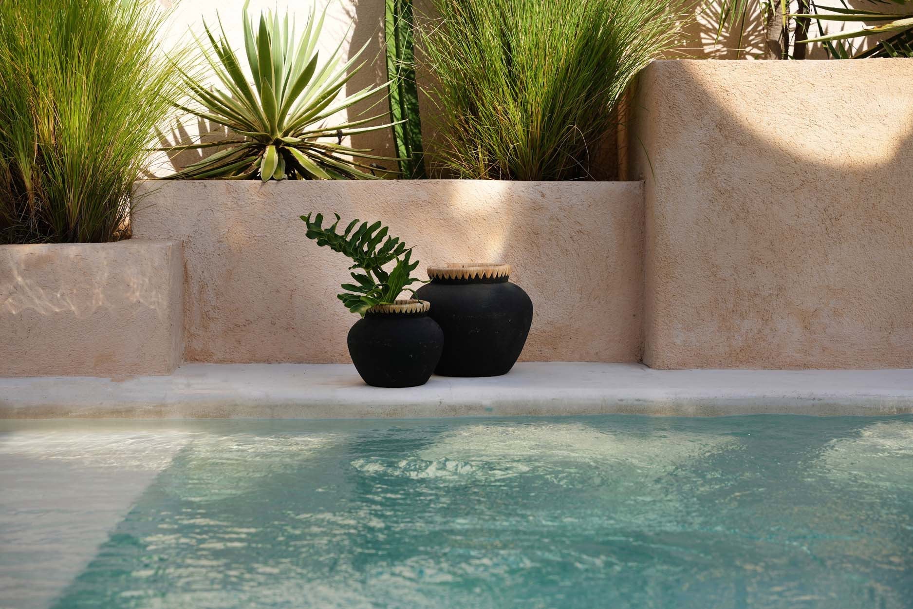 Le vase Styly - Noir naturel - S