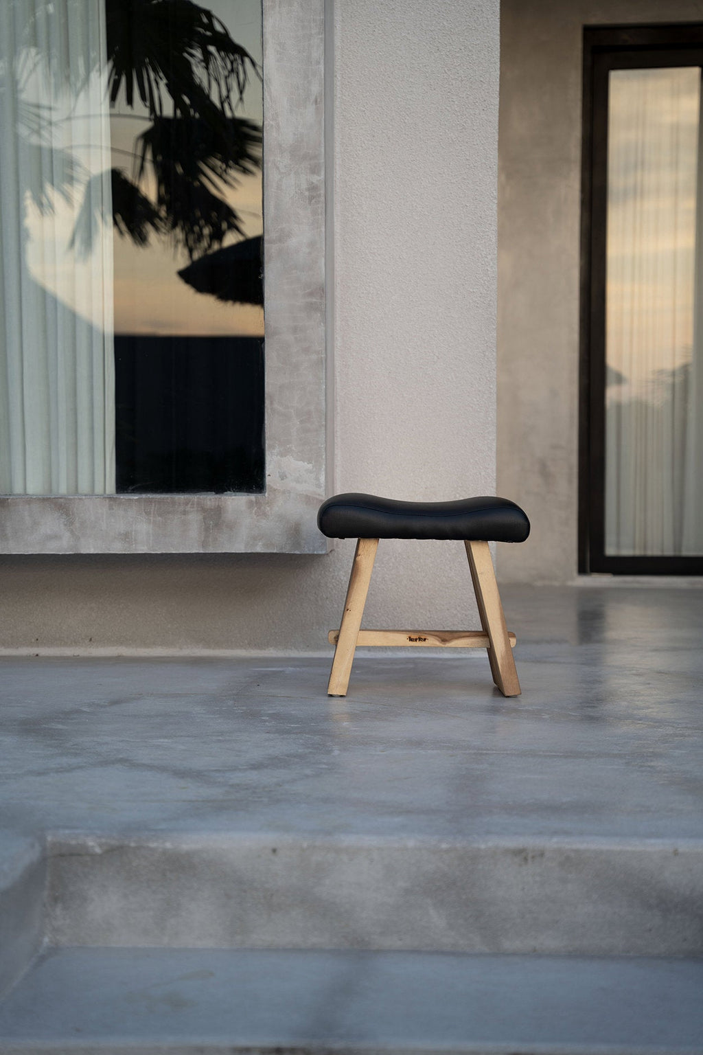 Tabouret en bois de suar avec cuir - noir naturel