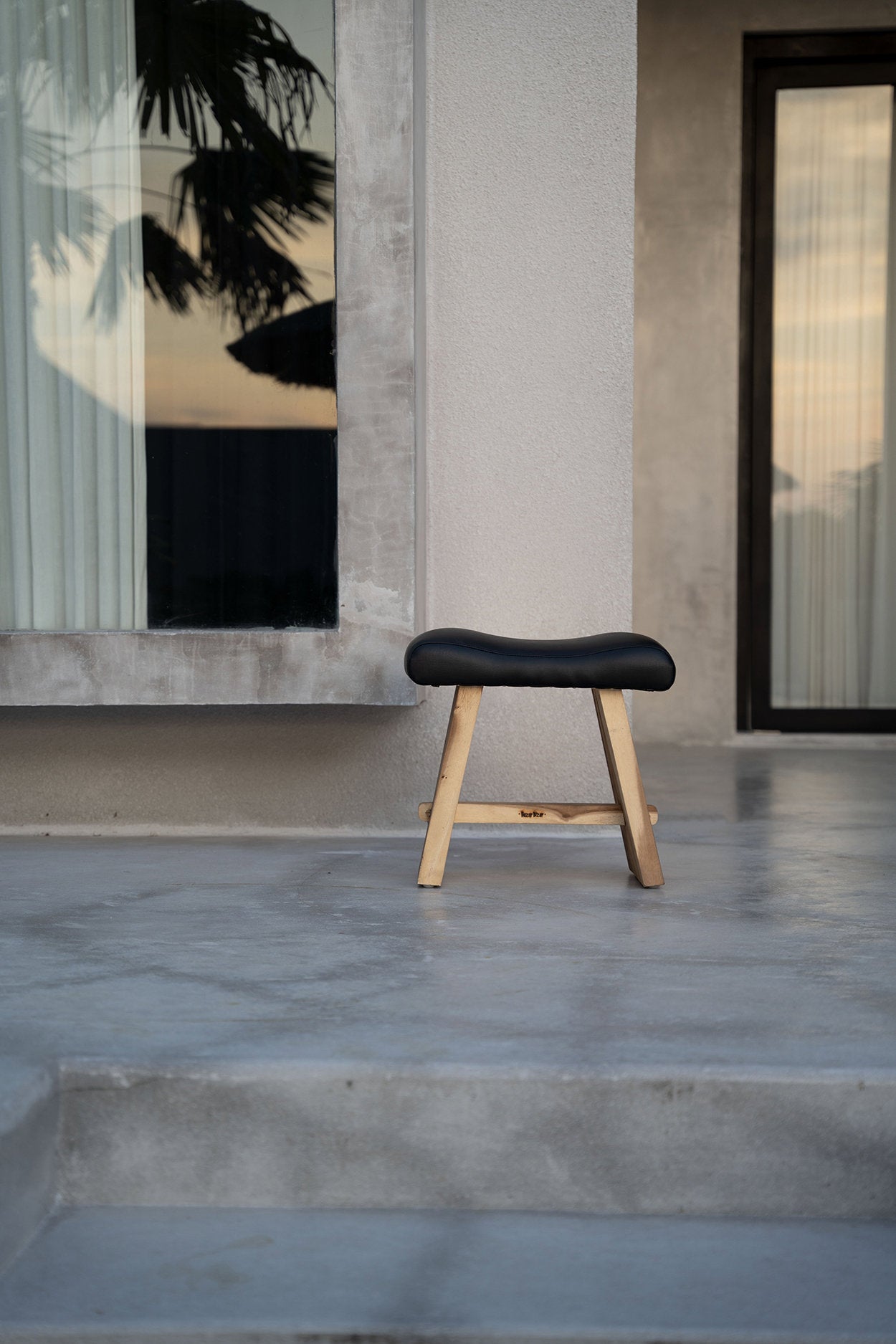 Tabouret en bois de suar avec cuir - noir naturel